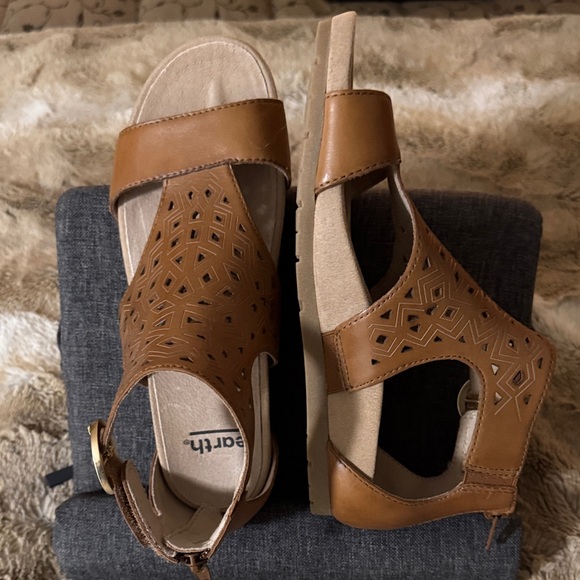 Earth Tan Leather Sandals with Cutout Pattern - 6.5 - Picture 2 of 4